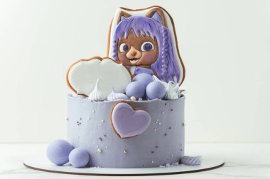 Kyiv, Ukrayna - 15 Eylül: Zencefilli kurabiyelerle süslenmiş menekşe kremalı peynirli küçük bir kız için doğum günü pastası. VIP Pets oyuncakları serisi hayranı için pasta.