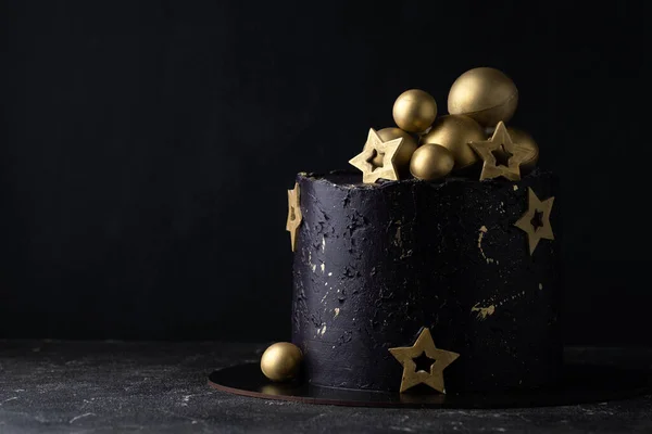 Розкішний Торт Темно Синім Вершковим Сиром Прикрашений Золотими Шоколадними Зірками — стокове фото
