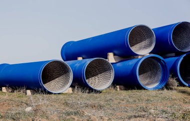 Arazide geniş çaplı mavi beton borular bulunuyor. yakın plan