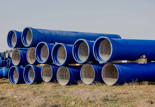 Blaue Betonrohre Mit Großem Durchmesser Liegen Auf Dem Feld Nahaufnahme — Stockfoto