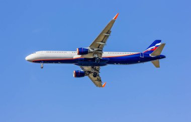 Bir yolcu uçağı gökyüzüne iniyor. yakın plan