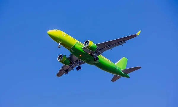 Avión Pasajeros Aterriza Cielo Primer Plano —  Fotos de Stock