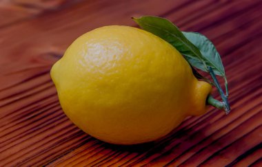 Yapraklı Sulu Sarı Limon. yakın plan