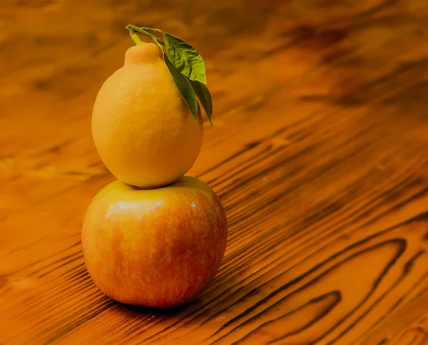 Sarı sulu limon ve olgun bir elma. eski ahşap arka planda