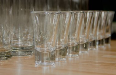 Tahta masada sert içkiler için şeffaf shot bardakları. yakın plan
