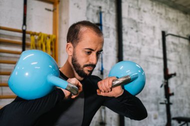 ağırlık egzersiz genç adam