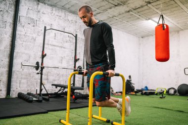 Genç adam jimnastik yapıyor.