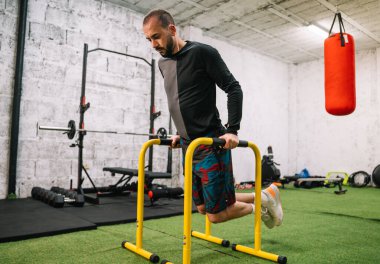 Genç adam jimnastik yapıyor.