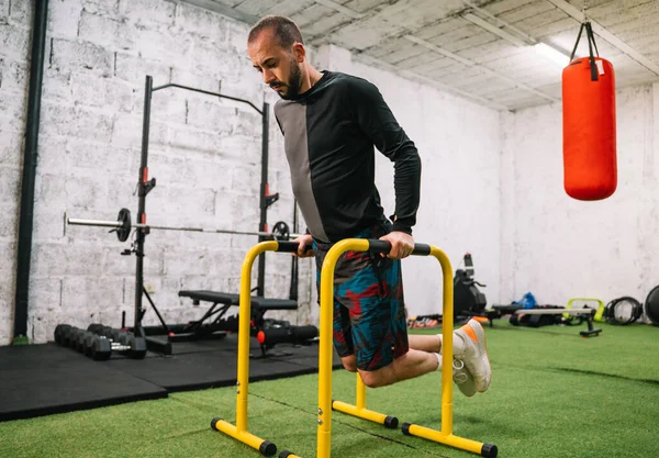 Genç adam jimnastik yapıyor.