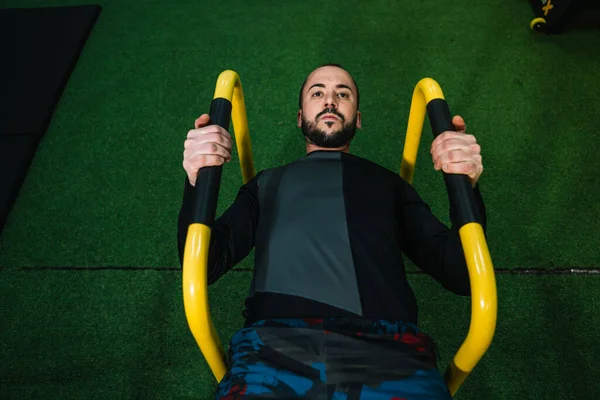 Genç adam jimnastik yapıyor.