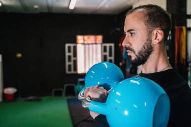 ağırlık egzersiz genç adam