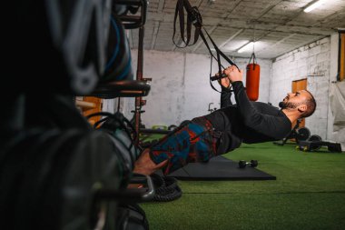 Genç adam uzaklaştırma eğitimi alıyor.