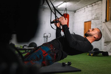 Genç adam uzaklaştırma eğitimi alıyor.