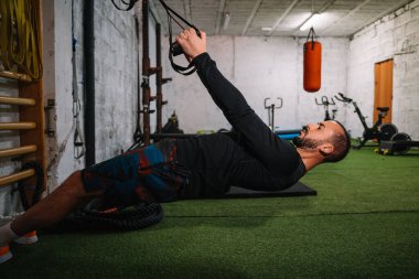 Genç adam uzaklaştırma eğitimi alıyor.