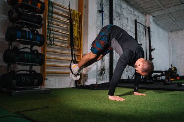 Genç adam uzaklaştırma eğitimi alıyor.