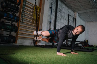 Genç adam uzaklaştırma eğitimi alıyor.