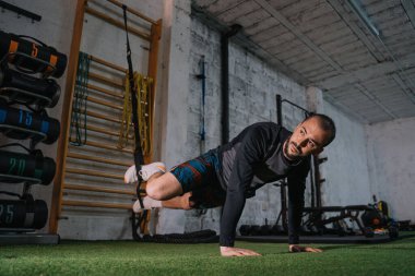 Genç adam uzaklaştırma eğitimi alıyor.