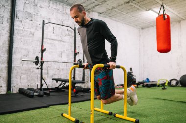 Genç adam jimnastik yapıyor.