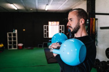 ağırlık egzersiz genç adam