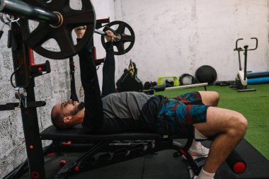 Göğüs egzersizi yapan genç adam.