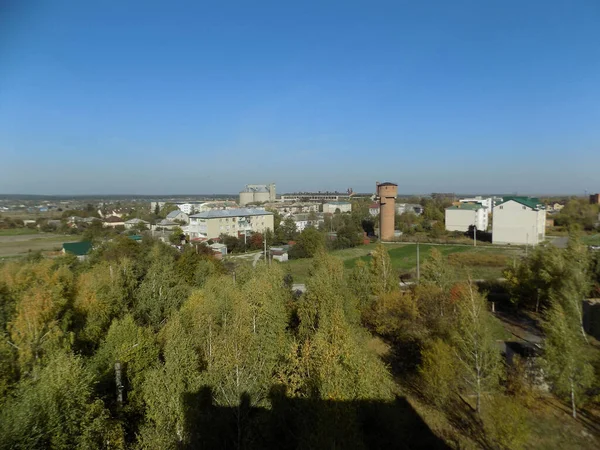 Der Blick Aus Dem Fenster Auf Die Stadt — Stockfoto