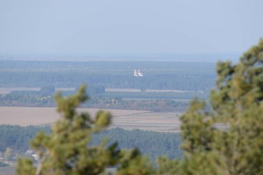 Sonsuz ormanlar ve tarlalar. Kilise.