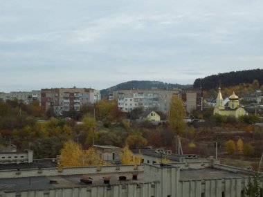 Pencereden şehre olan manzara.  