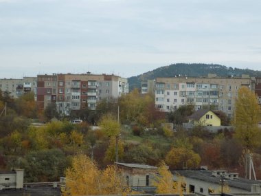 Küçük bir taşra kasabasının eteklerinde. Gök gürültülü fırtınalar.