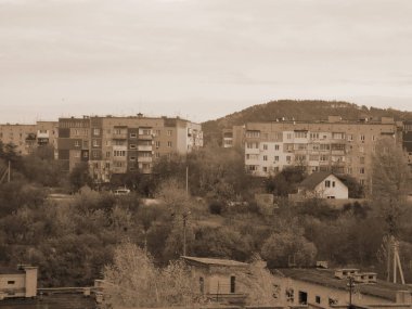 Küçük bir taşra kasabasının eteklerinde. Gök gürültülü fırtınalar.