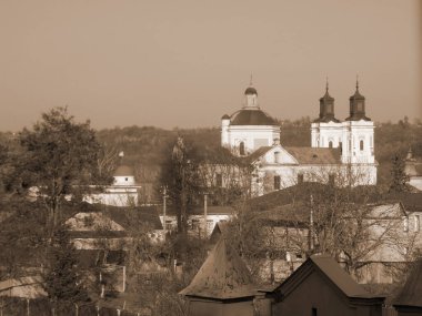 Eski şehrin tarihi kısmı. Eski kasaba, merkez cadde. Dönüşüm Katedrali.          