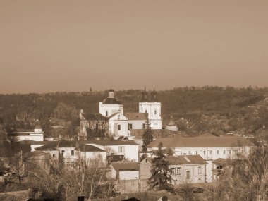 Eski şehrin tarihi kısmı. Eski kasaba, merkez cadde. Dönüşüm Katedrali.          