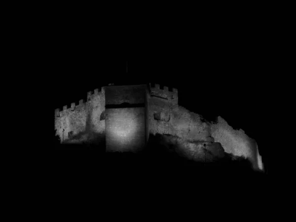 夜晚笼罩在城堡的山坡上 城堡小山的全景 — 图库照片