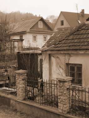 Ukrayna köyündeki ahşap ev.           