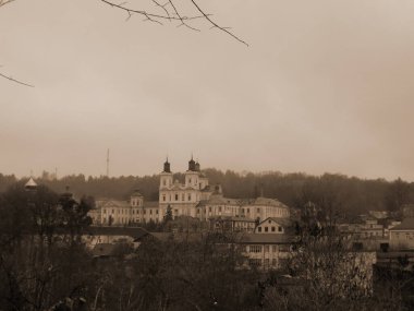 Eski şehrin tarihi kısmı. Eski kasaba, merkez cadde. Dönüşüm Katedrali.