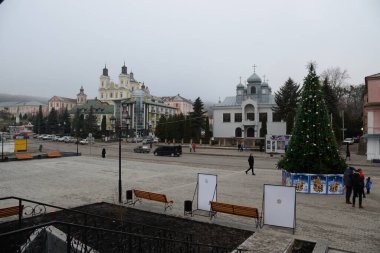 Eski kasabada Noel ağacı. Noel ağacı, eski kasaba.  