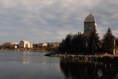 Gölün üzerindeki eski kasaba, tuğla, kale, kilise, genel manzara, otel, evler, göl, çok katlı, saray, tesisat, gölet, rıhtım, dükkanlar, sahil, su