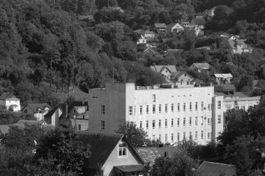 Büyük çok katlı bina