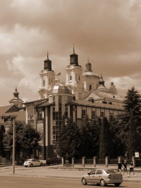 Eski şehrin tarihi kısmı. Eski kasaba, merkez cadde. Dönüşüm Katedrali.          