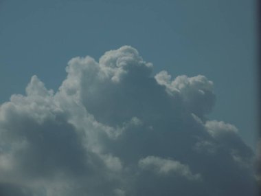 Mavi gökyüzünde beyaz ve siyah bulutlar