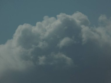 Mavi gökyüzünde beyaz ve siyah bulutlar