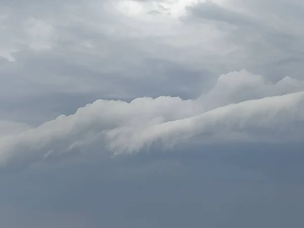 เมฆส ขาวและด าบนท องฟ — ภาพถ่ายสต็อก
