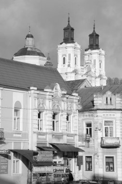 Eski şehrin tarihi kısmı. Eski kasaba, merkez cadde. Dönüşüm Katedrali.