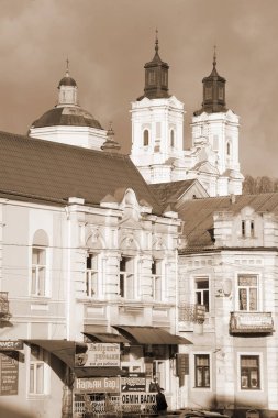 Eski şehrin tarihi kısmı. Eski kasaba, merkez cadde. Dönüşüm Katedrali.