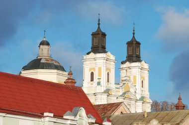 Eski şehrin tarihi kısmı. Eski kasaba, merkez cadde. Dönüşüm Katedrali.