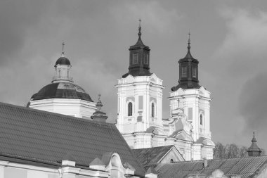 Eski şehrin tarihi kısmı. Eski kasaba, merkez cadde. Dönüşüm Katedrali.