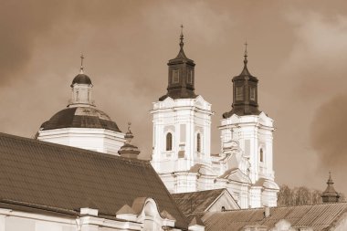 Eski şehrin tarihi kısmı. Eski kasaba, merkez cadde. Dönüşüm Katedrali.