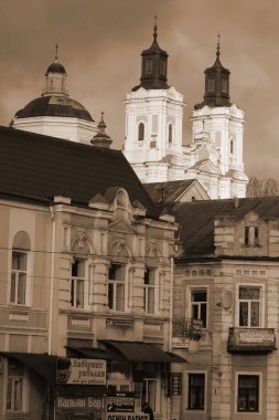 Eski şehrin tarihi kısmı. Eski kasaba, merkez cadde. Dönüşüm Katedrali.