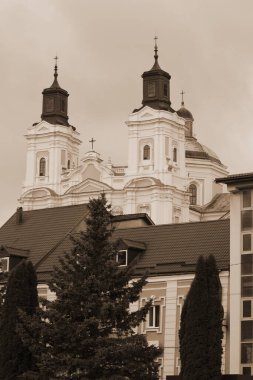 Eski şehrin tarihi kısmı. Eski kasaba, merkez cadde. Dönüşüm Katedrali.