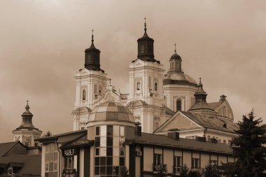 Eski şehrin tarihi kısmı. Eski kasaba, merkez cadde. Dönüşüm Katedrali.