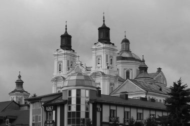 Eski şehrin tarihi kısmı. Eski kasaba, merkez cadde. Dönüşüm Katedrali.